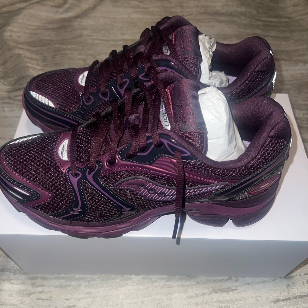 These dark purple Saucony sneakers are brand new and never worn.